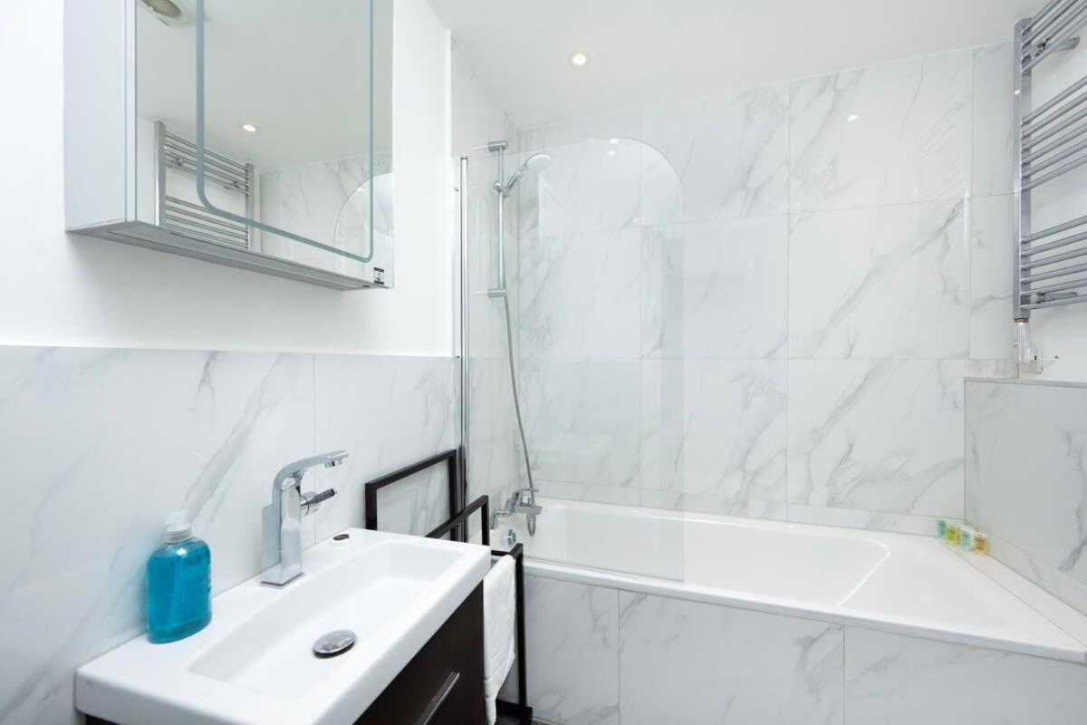 Stylish 3Br Flat In The Heart Of Soho London Apartment Bagian luar foto