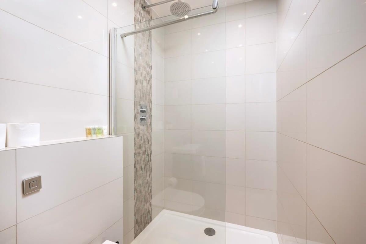 Stylish 3Br Flat In The Heart Of Soho London Apartment Bagian luar foto