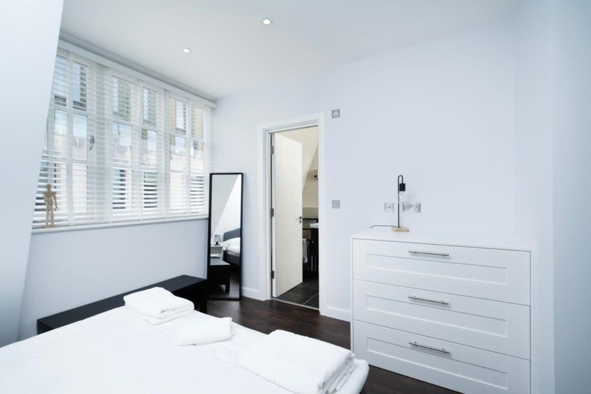 Stylish 3Br Flat In The Heart Of Soho London Apartment Bagian luar foto